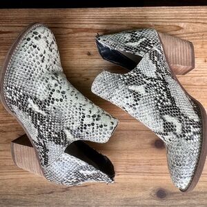 Blondo Neda waterproof Bootie snake print 8
